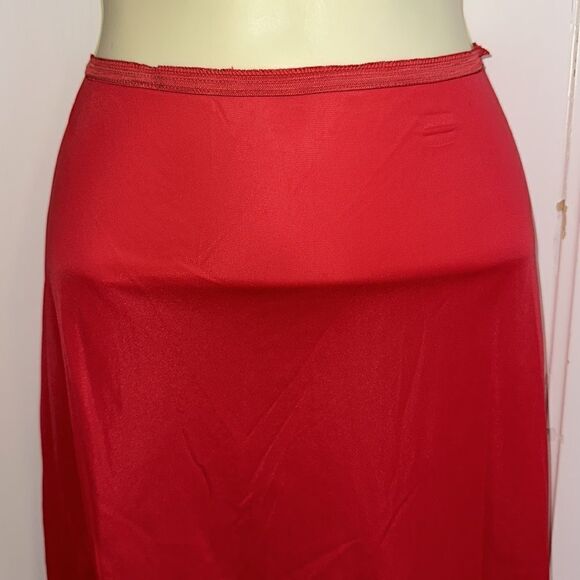 Vtg 50s/60s Lorraine red nylon half slip with black & red embroidered hem - Picture 3 of 6